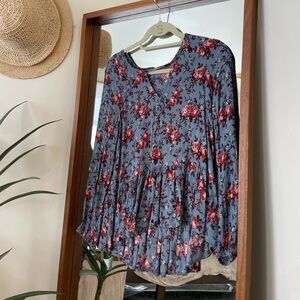 American Eagle long sleeve peplum waste floral pattern blouse crew v-neck